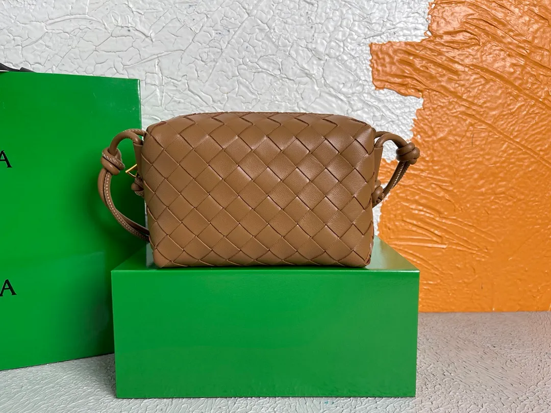 Batch 1160 BOTTEGA VENETA/Bottega 2021 new women's POUCH crossbody bag clutch, lntfecciato woven leather crossbody mini handbag, single internal open pocket, zipper closure, computer embroidered leather shoulder strap can be adjusted in length, model: 9896 Color: caramel Origin: Italy Size: 17*12*8